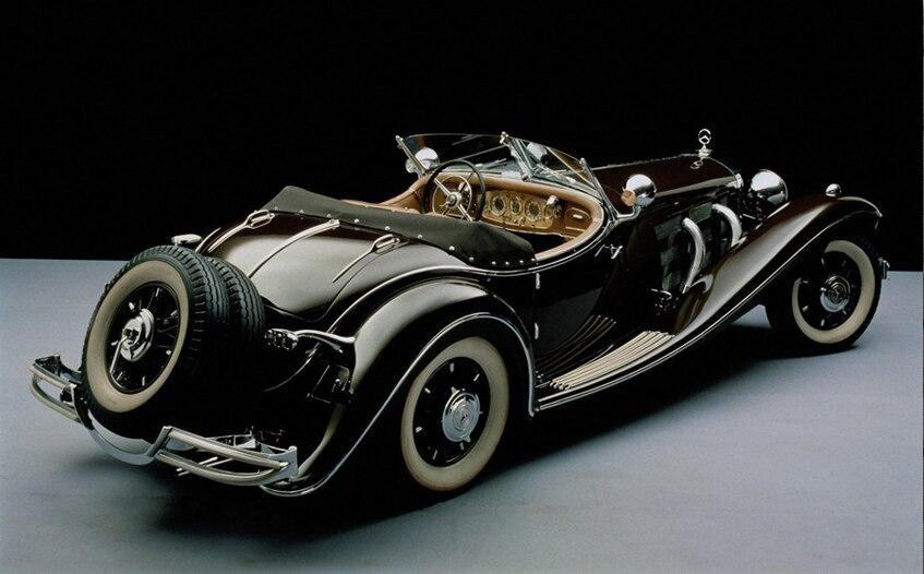 Vecchia automobile della pittura dell'annata